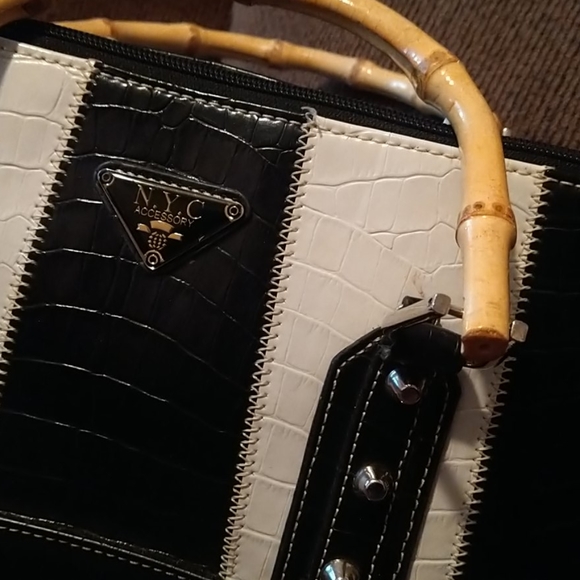 NYC ACCESSORY PURSE - Picture 2 of 8